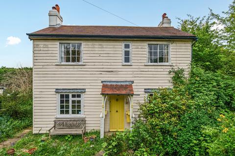 2 bed property, in The Avenue, £485,000