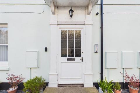 1 bed property, in Colne Road, £185,000