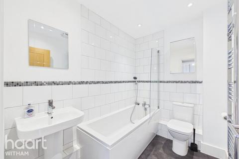 1 bed property, in Newland Street, £110,000