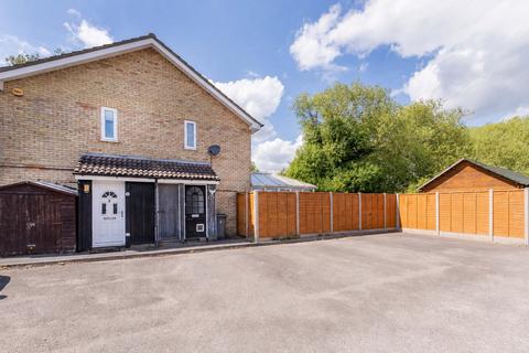 1 bed property, in The Hawthorns, £325,000