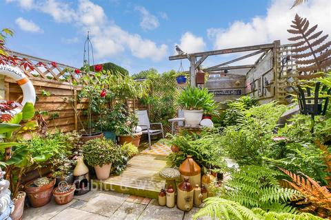 2 bed property, in Beacon Way, £220,000