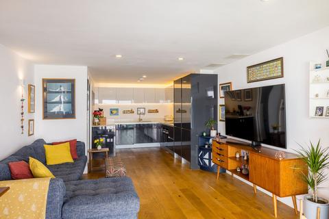 1 bed property, in Purley Rise, £300,000