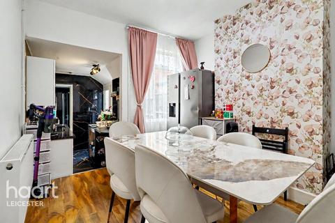 2 bed property, in Leopold Road, £190,000