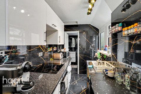 2 bed property, in Leopold Road, £190,000