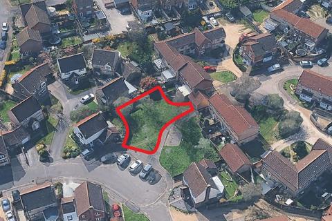 Studio, in Land Adjacent To 13 Landford Gardens, £10,000