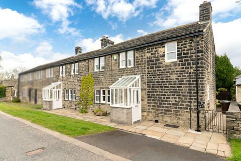 5 bed property, in Cross Lane, £425,000