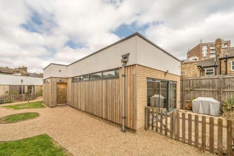 2 bed property, in Woodland Mews, £555,000
