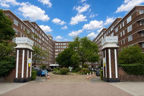 2 bed property, in Flat Du Cane Court, £225,000