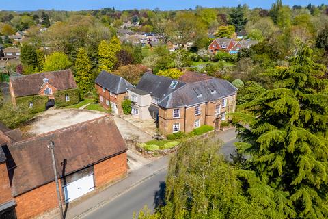 6 bed property, in High Street, £2,000,000