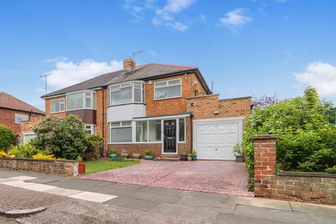 3 bed property, in Glenfield Road, £230,000