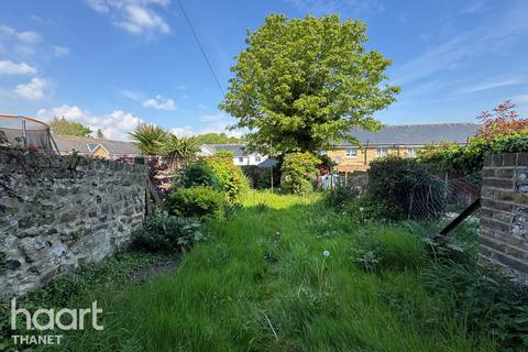 3 bed property, in Clarendon Street, £140,000