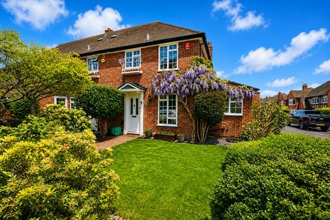 2 bed property, in The Sigers, £649,950
