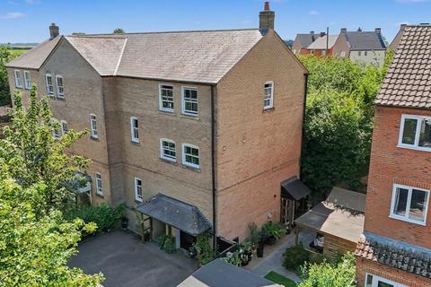 3 bed property, in The Pits, £425,000