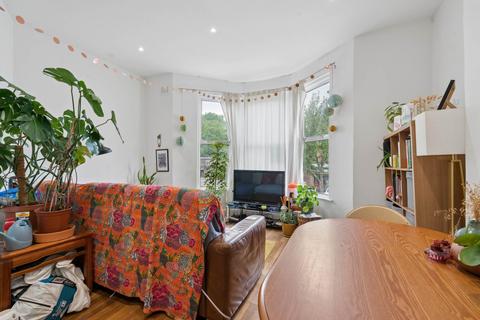 2 bed property, in East Dulwich Grove, £370,000