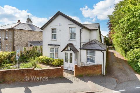 3 bed property, in Sandwich Road, £400,000