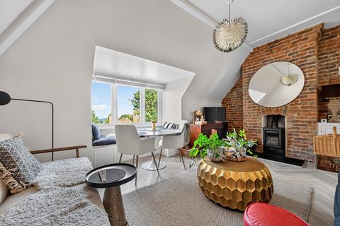 3 bed property, in Hollington Park Road, £300,000