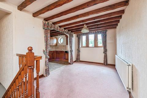 3 bed property, in Fearnley Court, £240,000