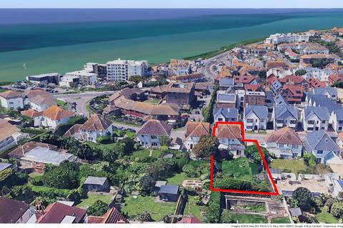 4 bed property, in Newlands Road, £995,000