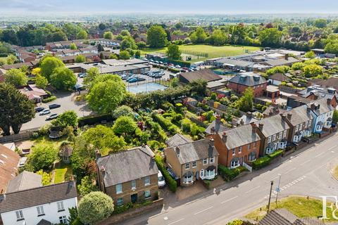 3 bed property, in Gore Road, £500,000