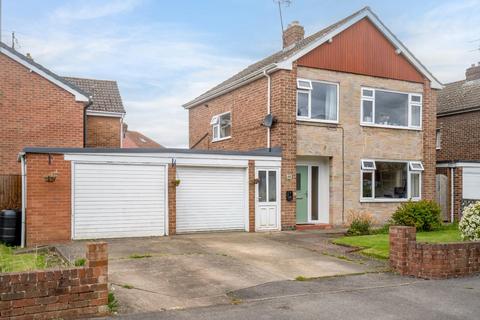 3 bed property, in Dringthorpe Road, £450,000