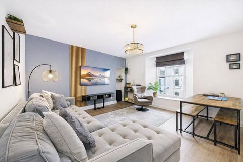 3 bed property, in Tudor Square, £275,000