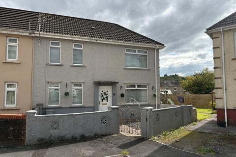 2 bed property, in Maesyrhendre, £165,000