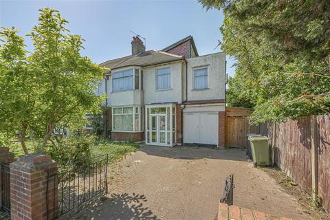 5 bed property, in Kings Avenue, £1,200,000