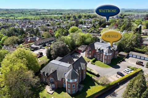 2 bed property, in Grangewood Hall, £250,000