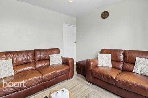 2 bed property, in Churchill Road, £300,000