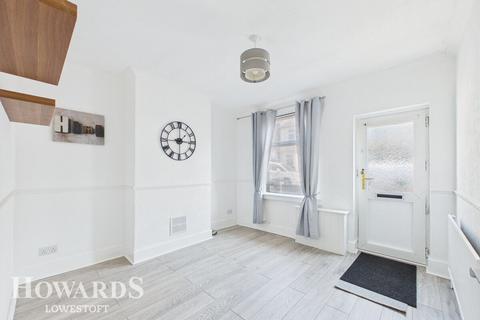 3 bed property, in Cambridge Road, £130,000