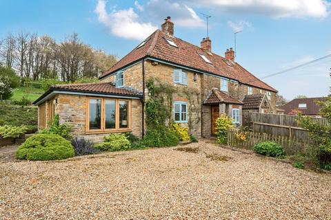 2 bed property, in Maperton, £500,000