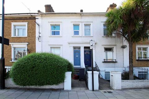 2 bed property, in Whitton Road, £235,000