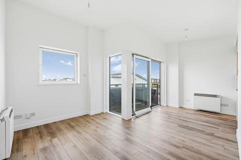 1 bed property, in Fishguard Way, £250,000