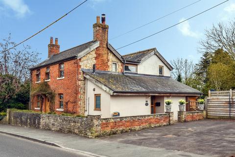 3 bed property, in High Street, £795,000