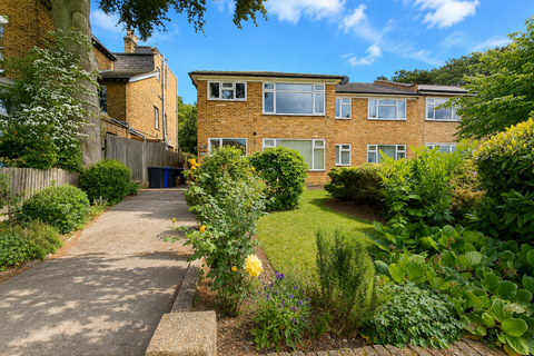 2 bed property, in Holden Road, £415,000