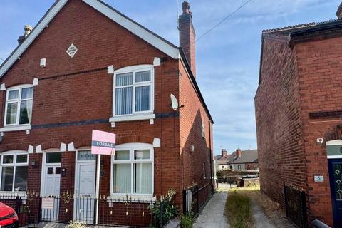 2 bed property, in Vicarage Road, £145,000