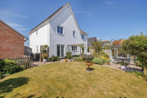 4 bed property, in Beckers View, £485,000