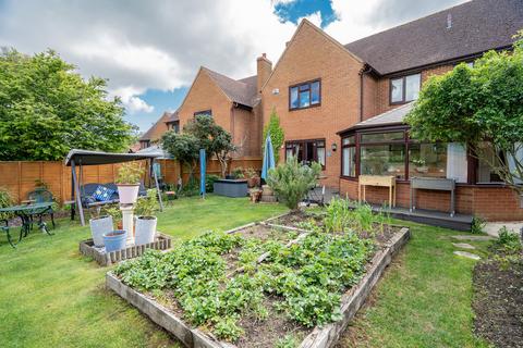 4 bed property, in Pond Close, £700,000
