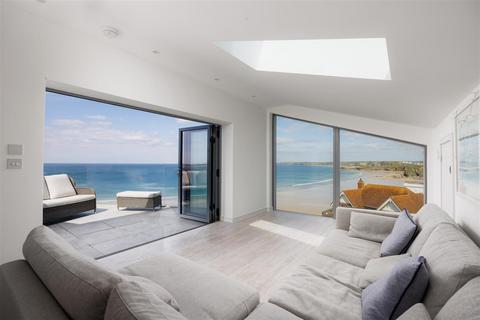 4 bed property, in Island Crescent, £950,000