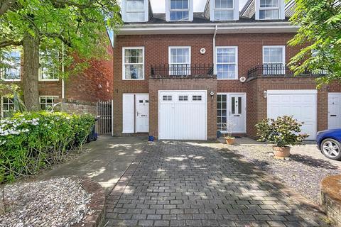 3 bed property, in John Nash Square, £395,000