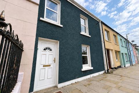2 bed property, in Bush Row, £130,000