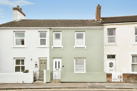 3 bed property, in Eastcott Road, £270,000