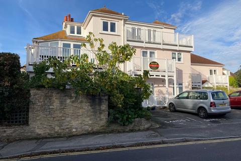 2 bed property, in Burlington Road, £265,000
