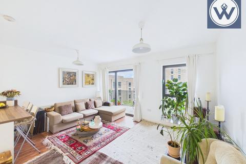 2 bed property, in Kingfisher Heights, £450,000