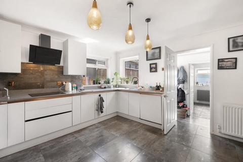 3 bed property, in Meyrick Crescent, £270,000