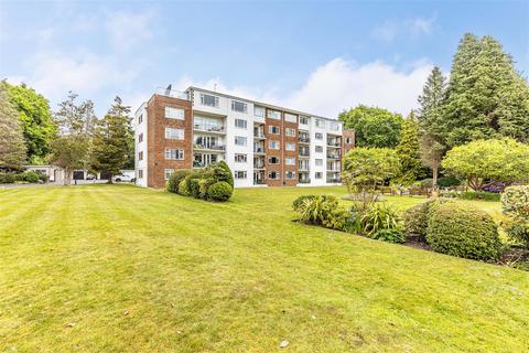 3 bed property, in The Avenue, £325,000