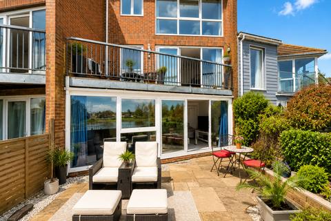 3 bed property, in Priory Avenue, £450,000