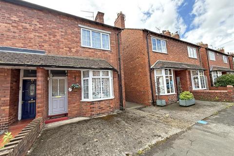 2 bed property, in Wood Street, £230,000
