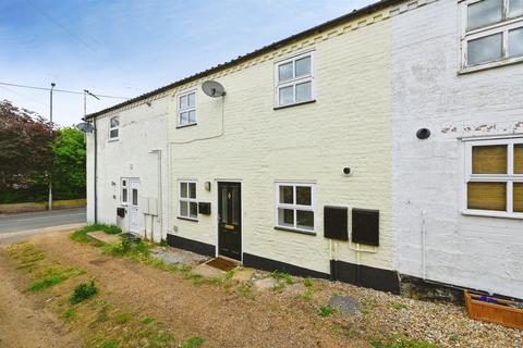 2 bed property, in Lynn Road, £145,000
