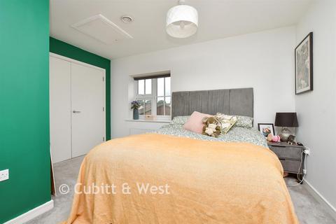 1 bed property, in Waterfield, £285,000